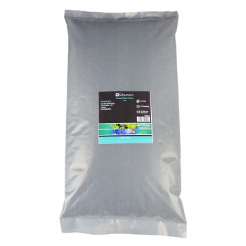 Ein 15 kg Sack Silbermann Ocean Black Sand für Aquarien, mit einem schwarzen Etikett, das bunte Fischgrafiken und Gebrauchsanweisungen zeigt.