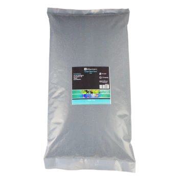 Ein 15 kg Sack Silbermann Ocean Black Sand für Aquarien, mit einem schwarzen Etikett, das bunte Fischgrafiken und Gebrauchsanweisungen zeigt.