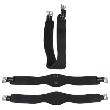 Schwarzer Pferdegurt mit gepolsterten Abschnitten und Metallbeschlägen, in drei Positionen präsentiert: aufrecht, flach und schräg.