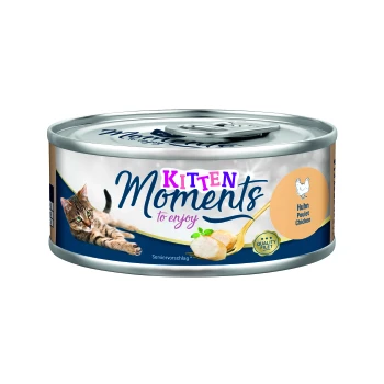 Kitten 12 x 70 g Puszka mokrej karmy "Kitten Moments" z wesołym kociakiem na etykiecie, z tekstem wskazującym na smak kurczaka i jakość filetu.