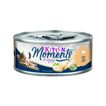 Eine Dose 'Kitten Moments' Nassfutter mit einem verspielten Kätzchen auf dem Etikett, mit dem Hinweis auf Hühnergeschmack und Qualitätsfilet.