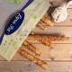 Eine Packung Haustierleckereien mit der Aufschrift "Fruity Snack" und einem blauen Logo, mit mehreren gedrehten Fleischstangen auf einer Holzoberfläche.