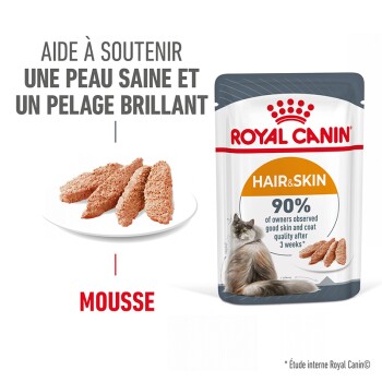 Pochette de nourriture pour chat Royal Canin Hair & Skin avec des morceaux de mousse, promouvant une peau saine et un pelage brillant ; revendique 90 % de satisfaction des propriétaires après 3 semaines.