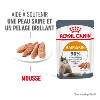 Pochette de nourriture pour chat Royal Canin Hair & Skin avec des morceaux de mousse, promouvant une peau saine et un pelage brillant ; revendique 90 % de satisfaction des propriétaires après 3 semaines.