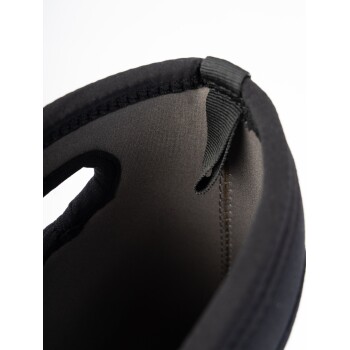 Nahaufnahme eines schwarzen Neopren-Haustierstiefels, der das Innenfutter und die Nähdetails zeigt, entworfen für Komfort und Schutz.