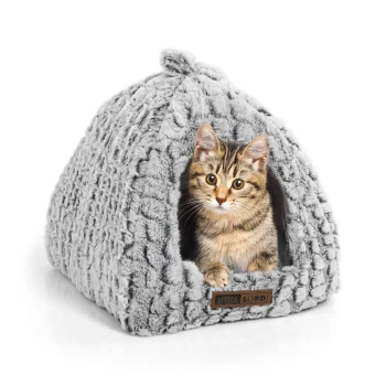Ein flauschiges graues Katzenbett in Form eines Hauses, aus dem eine getigerte Katze am Eingang herausblickt, beschriftet mit "LITTLE LORD."