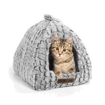 Ein flauschiges graues Katzenbett in Form eines Hauses, aus dem eine getigerte Katze am Eingang herausblickt, beschriftet mit "LITTLE LORD."