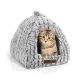 Ein flauschiges graues Katzenbett in Form eines Hauses, aus dem eine getigerte Katze am Eingang herausblickt, beschriftet mit "LITTLE LORD."