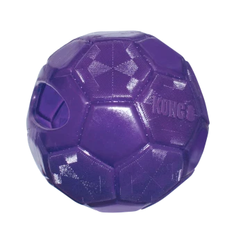 Balle jouet pour chien KONG en caoutchouc texturé violette avec panneaux hexagonaux et trou intégré sur fond noir.