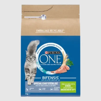 Sac de nourriture pour chats Purina ONE Bifensis, 3 kg, avec un chat gris, mettant en avant les avantages pour les chats stérilisés et l'ingrédient principal comme la dinde.