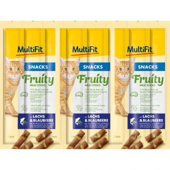 Drei Verpackungen von MultiFit Fruity Meat Sticks für Katzen, mit einer orangefarbenen Tabby und der Hervorhebung von 91% Fleisch, ohne zugesetzten Zucker, Lachs und Blaubeeren.