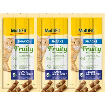 Drei Verpackungen von MultiFit Fruity Meat Sticks für Katzen, mit einer orangefarbenen Tabby und der Hervorhebung von 91% Fleisch, ohne zugesetzten Zucker, Lachs und Blaubeeren.