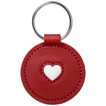 Roter Leder-Schlüsselanhänger mit einem weißen Herzdesign in der Mitte, befestigt an einem Metallring.