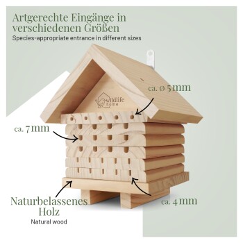 Holzinsektenhaus mit verschiedenen Eingangsgrößen (5mm, 7mm, 4mm), beschriftet in Deutsch und Englisch, zur Förderung des Lebensraums für Wildtiere.