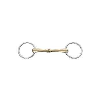 Ein glänzendes, zweiringiges Pferdegebiss mit einem goldfarbenen Mundstück und silbernen Ringen, vor einem weißen Hintergrund präsentiert.