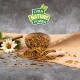 Lyra Nature Power Haustierfutter mit einer Schüssel getrocknetem Insektenprotein, mit einem Holzlöffel und dekorativen Blumen auf einem strukturierten Hintergrund.