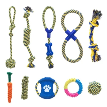 Eine Vielzahl von bunten Haustierspielzeugen, darunter Seilknäuel, ein blauer knochenförmiger Spielzeug, ein Pfotenabdruck-Frisbee und ein strukturieller Gummiball.
