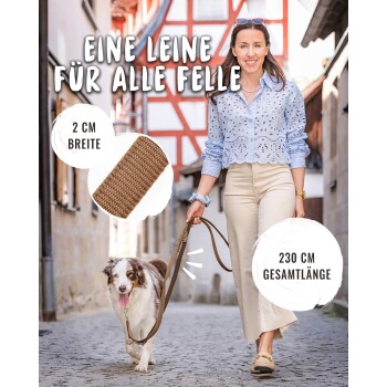 Frau geht mit Hund über Kopfsteinpflaster, hält eine braune Leine; Werbetext: 'EINE LEINE FÜR ALLE FELLTYPEN', '2 CM', '230 CM'.
