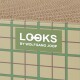 Gros plan d'un griffoir pour chat avec une surface texturée, présentant le logo "LØØKS BY WOLFGANG JOOP" sur un fond vert.