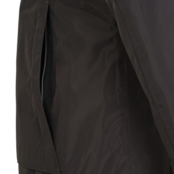 Nahaufnahme einer schwarzen Haustierjacke mit einer Reißverschlusstasche an der Seite, die ihr strapazierfähiges Material und Design zeigt.