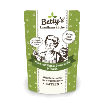 Die Verpackung des Katzenfutters von Betty's Landhausküche zeigt eine Frau, die mit einer Katze kocht. Text: "Huhn mit Kalb & Borneöl & Taurin."