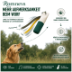 Golden Retriever läuft auf Gras mit einem grün-weißen Trainingsdummy im Maul.