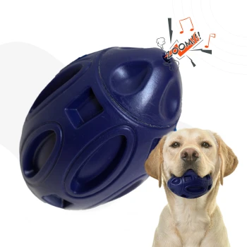 Ein glücklicher Labrador Retriever hält ein blaues, strukturiertes Hundespielzeug im Mund, mit dem Wort "ZOOM!!!" und musikalischen Noten darüber illustriert.