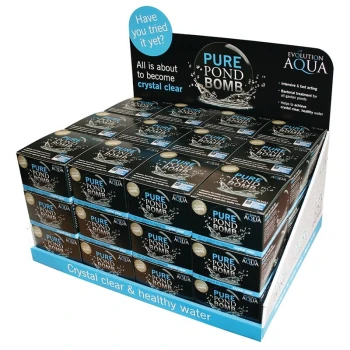 Anzeige von "Pure Pond Bomb" Boxen von Evolution Aqua, die kristallklares und gesundes Wasser für Gartenteiche fördern.