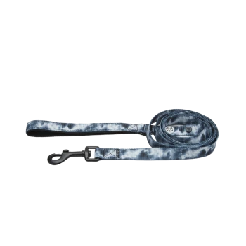 Eine blau-weiße Batik-Hundeleine mit einem schwarzen Clip, ordentlich auf einem weißen Hintergrund gewickelt.