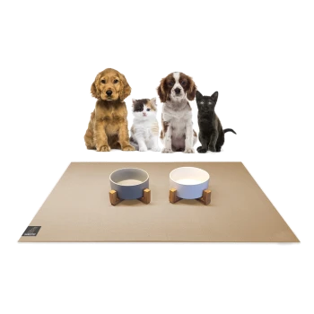 Beige Napfunterlage für Haustiere mit zwei Keramikschalen auf Holzständern, darüber eine Reihe von Welpen und Kätzchen; „SANZOO“-Logo in der Ecke