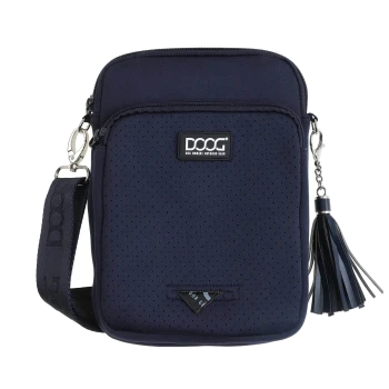 Navy-blaues Haustierzubehörbeutel mit perforiertem Design, ausgestattet mit einem DOOG-Logo und einem dekorativen Quasten am Reißverschluss.