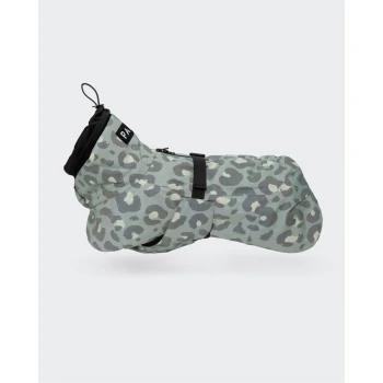 Ein stilvoller grauer Leopardenmuster-Hundemantel mit schwarzem Kragen und verstellbaren Riemen, entworfen für Wärme und Komfort.