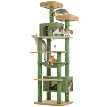 Hoher grün-beiger mehrstufiger Kratzbaum mit fünf Katzen, mehreren Plattformen, Höhlen, Hängematte und hängendem Ballspielzeug.