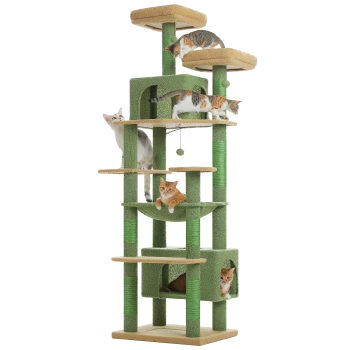 Hoher grün-beiger mehrstufiger Kratzbaum mit fünf Katzen, mehreren Plattformen, Höhlen, Hängematte und hängendem Ballspielzeug.