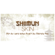 Etikett für das Shiimun Skin-Produkt mit dem Text "Mit der natürlichen Kraft des Shiitake Pilz" vor einem sanften, naturinspirierten Hintergrund.