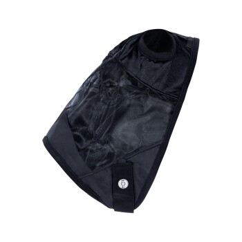 Schwarze Haustierjacke mit einem Netzfutter, mit einem runden Hals und einem Riemen mit einem Logo am unteren Ende.