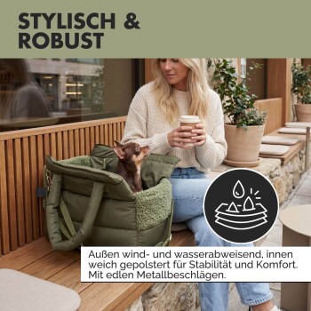 Nahaufnahme eines grünen Paw Wow Haustierzubehörs mit der Aufschrift „Stylisch & Robust“, wind- und wasserabweisend mit Metallbeschlägen.