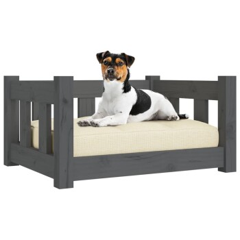 Ein schwarz-weißer Hund ruht auf einem stilvollen grauen Holzhaustierbett mit einem beigen Kissen, das Komfort und Design zeigt.