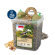Ein klarer Behälter mit Vogelfutter, zwei grünen Fettbällen und einer Scheibe oben. Das Etikett lautet "PANTO Winterbox," 3 kg Mischfutter für Wildvögel.