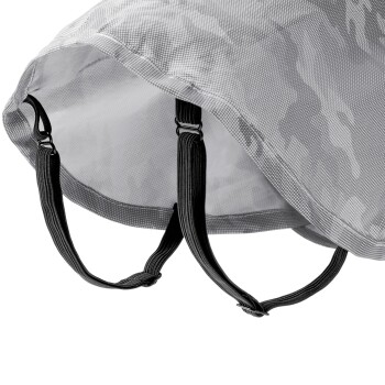 Nahaufnahme eines grauen Haustierträgers mit schwarzen Riemen, der das Innenfutter aus Netz und die verstellbaren Riemen für einen sicheren Verschluss zeigt.