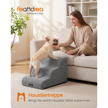 Frau auf der Couch lächelnd, während ein französischer Bulldogge die grauen Haustiertreppen hinaufsteigt; sichtbarer Text: 'feandrea' und 'Haustiertreppe'.
