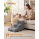 Frau auf der Couch lächelnd, während ein französischer Bulldogge die grauen Haustiertreppen hinaufsteigt; sichtbarer Text: 'feandrea' und 'Haustiertreppe'.