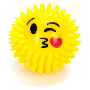 Gelber stacheliger Haustierspielball mit zwinkerndem Gesicht und rotem Herz-Kuss-Emoji auf weißem Hintergrund.