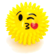 Gelber stacheliger Haustierspielball mit zwinkerndem Gesicht und rotem Herz-Kuss-Emoji auf weißem Hintergrund.
