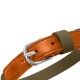 Nahaufnahme eines orangefarbenen Lederhalsbands mit silberner Metallschnalle und olivgrüner Halteschlaufe.