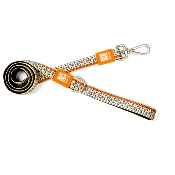 Hundeleine mit geometrischem Muster und orangen Anhängern mit der Aufschrift „Max & Molly Urban Pet“ auf weißem Hintergrund.