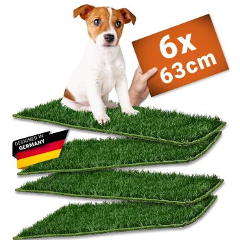 Zwei Stücke künstlicher Rasenteppiche, lebhaft grün, mit einer realistischen Textur, auf einem weißen Hintergrund präsentiert.