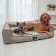 Zwei Hunde, ein kleiner Yorkshire Terrier und ein großer brauner Hund, liegen auf einem grauen Tierlando-Haustierbett in einem hellen Raum.