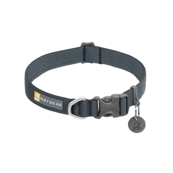 Ein grauer und blauer Hundehalsband von Ruffwear mit einer Kunststoffschnalle, einem metallenen D-Ring und einem Anhänger mit einem Glockensymbol.