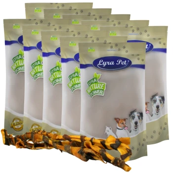 Sechs Beutel Lyra Pet Naturfutter, ausgestattet mit einem grünen "100% natürlich"-Etikett, mit einem Hundesnack aus orange- und braunfarbenen Streifen im Vordergrund.